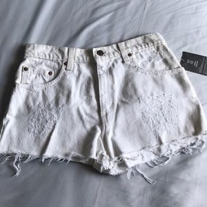White distressed high waisted Levi’s shorts